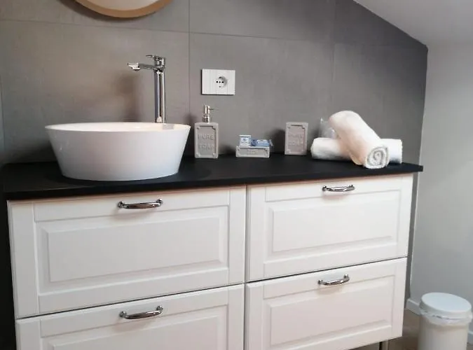 招待所 La Mansardina 里乔内